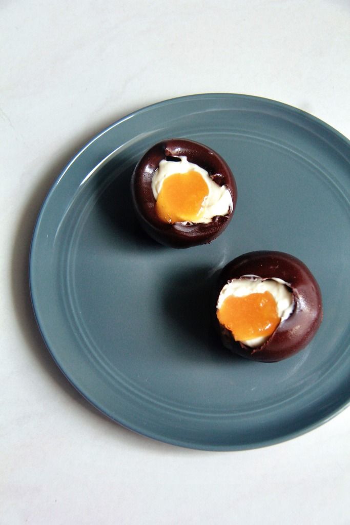 dessert / party - cheesecake-filled chocolate easter eggs